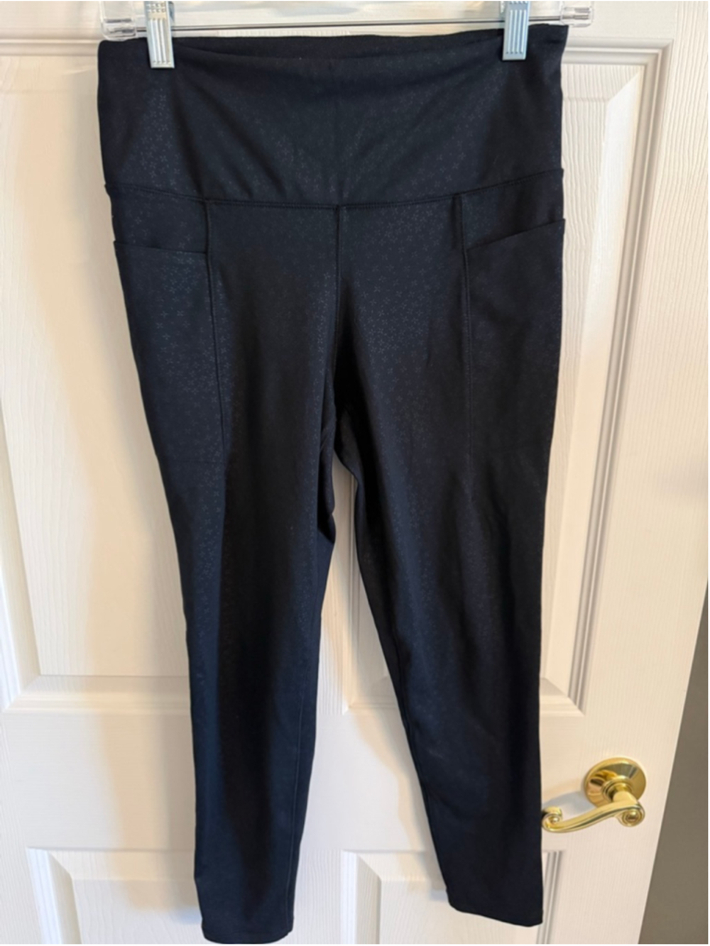 Danskin athletic leggings 7/8 side pockets length black with small print size M